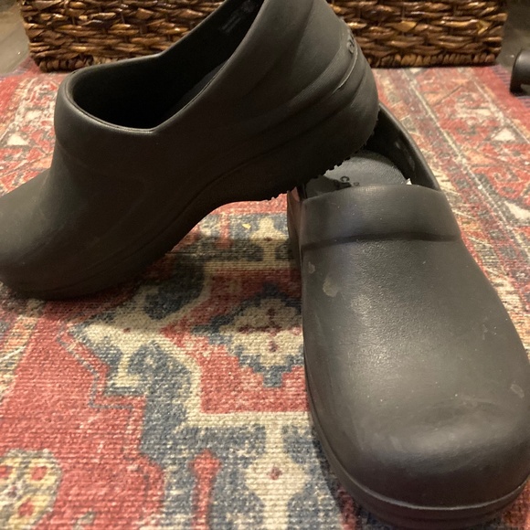 Crocs on the Clock size 8 - Picture 1 of 3